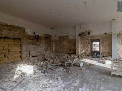 Le mura esterne sono coperte da graffiti, gli interni invece sono cadenti e colmi di rifiuti. Lo scorso aprile per� � stato approvato un progetto di realizzazione di un ristorante